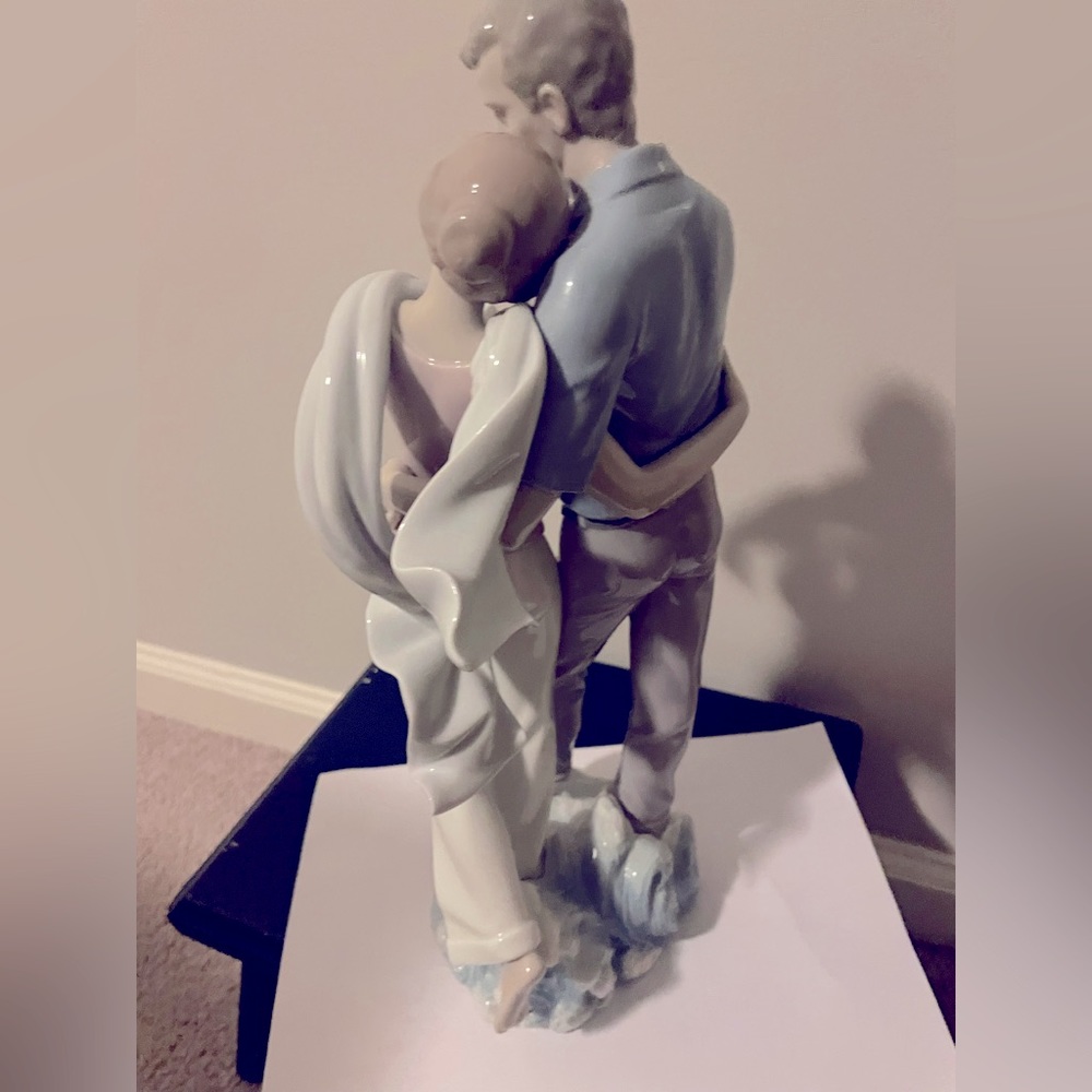 Lladro-You are Everything to Me Couple-Figurine. 
Man had crack in neck.